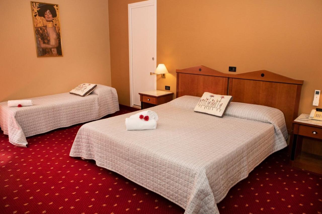 Hotel Milano Pool & Garden Salice Terme Luaran gambar