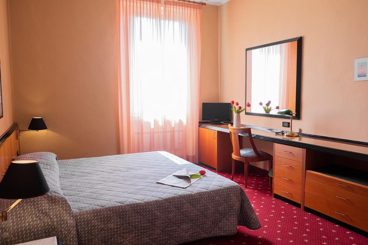 Hotel Milano Pool & Garden Salice Terme Luaran gambar