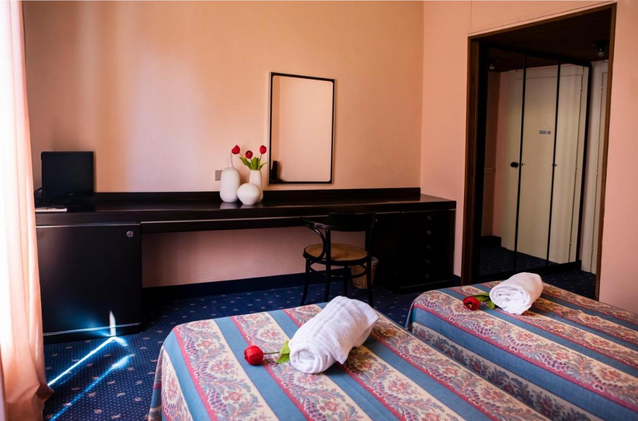Hotel Milano Pool & Garden Salice Terme Luaran gambar