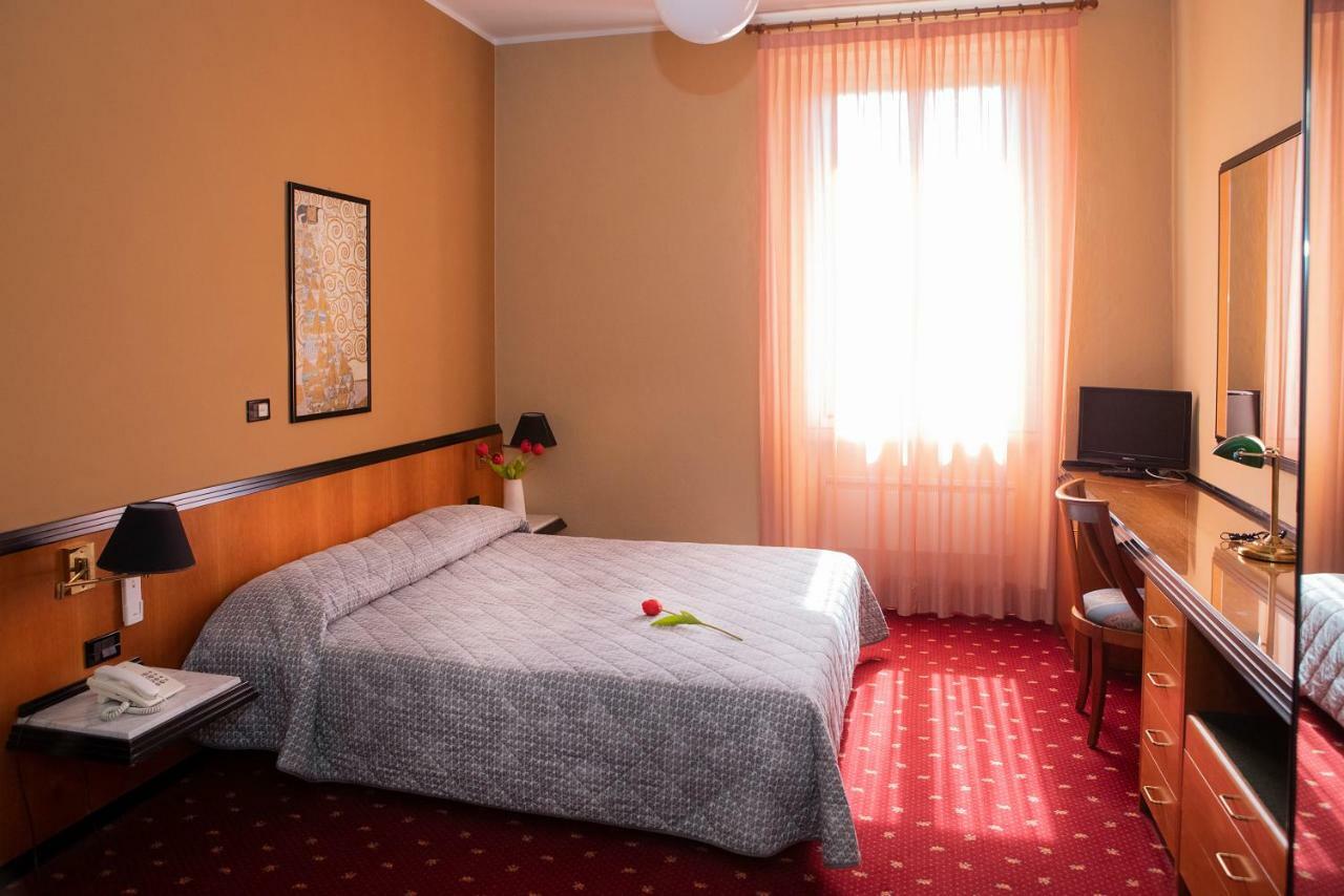 Hotel Milano Pool & Garden Salice Terme Luaran gambar