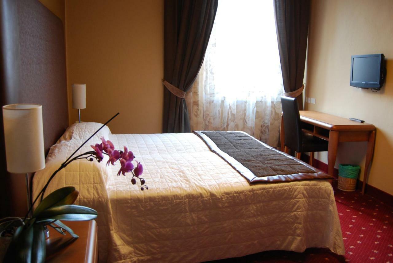 Hotel Milano Pool & Garden Salice Terme Luaran gambar